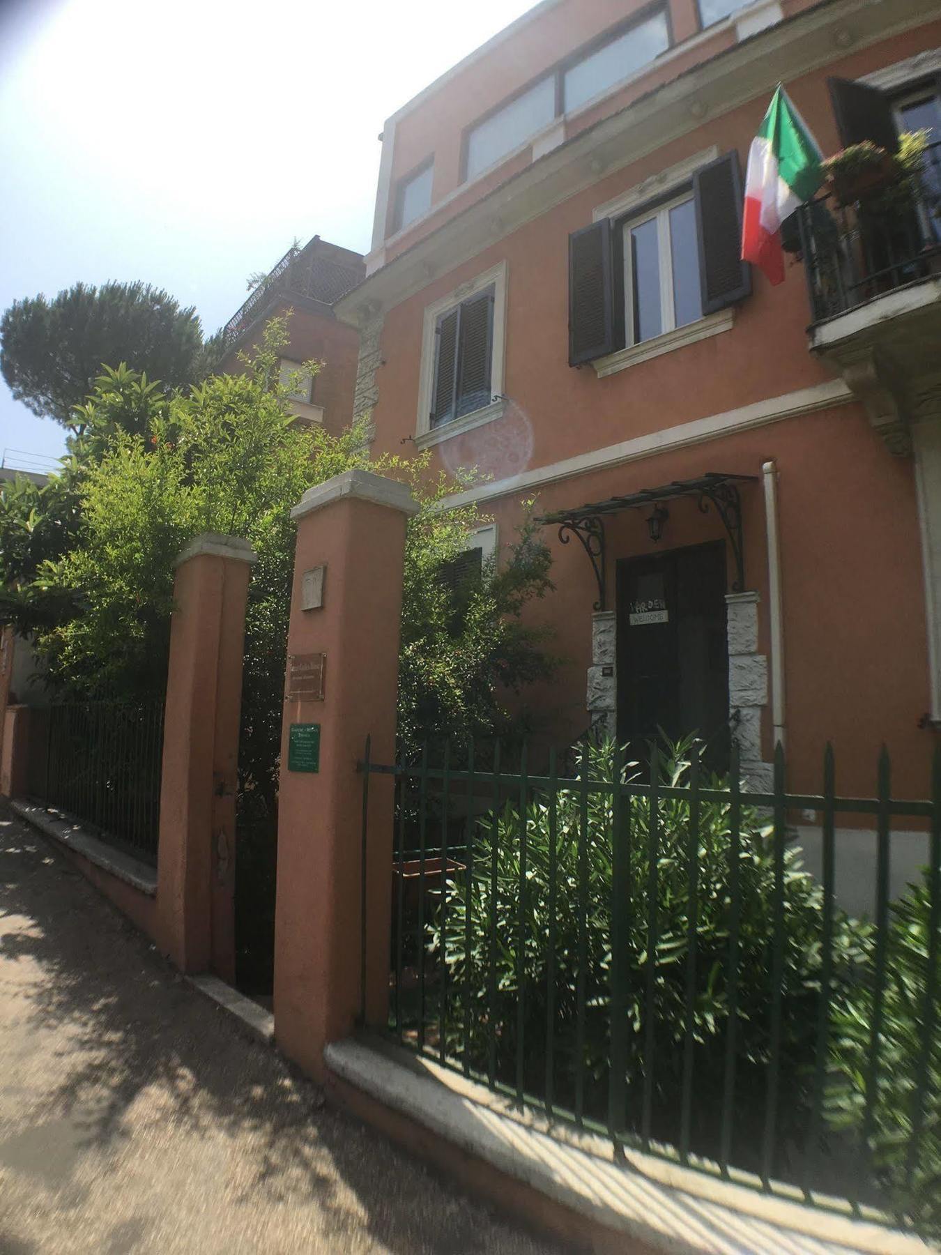 Vatican Garden House 2*